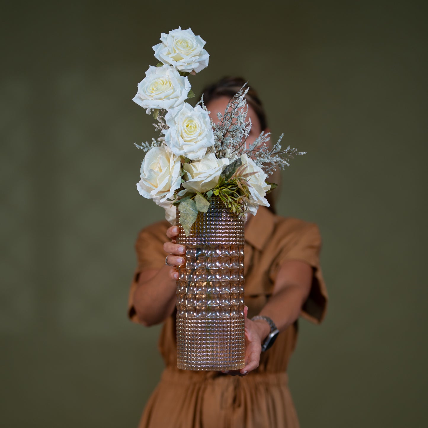 Luxury White Rose Arrangement in Amber Glass Vase – Elegant Floral Centerpiece