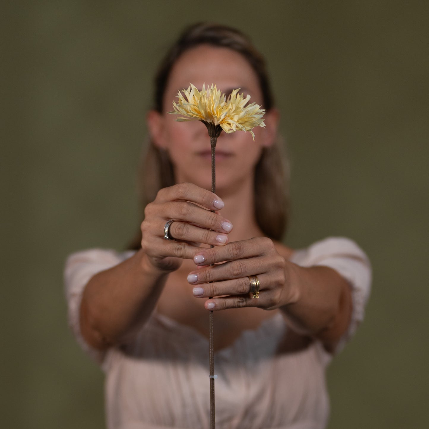 Artificial Gerbera Stem – Cream Daisy Flower for Wedding & Event Decor (Bundled 6 units)